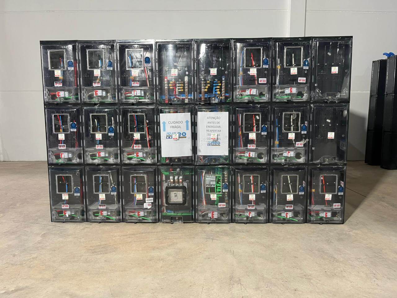 Lote de quadros de medição entregues prontos para instalação